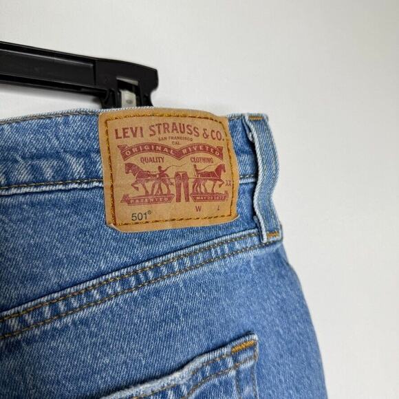 Levi’s 501 Button Fly Jeans Light Wash Straight Leg 33 Classic Vintage Styl - Picture 6 of 9
